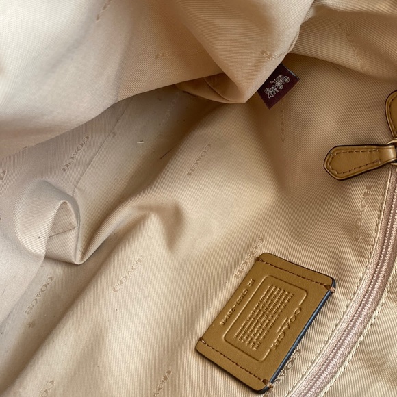 🗝🤍 COACH crossbody bag (Straps included) the perfect summer bag is here!!!! - Picture 9 of 13